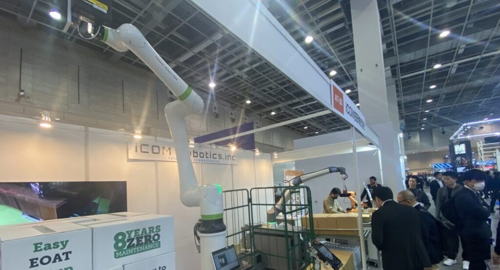 iCOM技研の展示ブースの写真
関西物流展に出展しているときの様子
協働ロボット3台を実演している