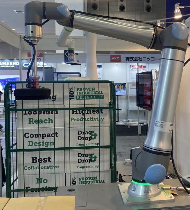 Universal RobotのUR20に吸着ハンドを取り付けパレタイジングしているときの写真