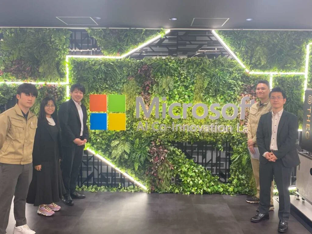 iCOM技研の社員がMicrosoft AI Co-innovation Labに訪れた際にMicrosoftの前で集合写真を撮った。