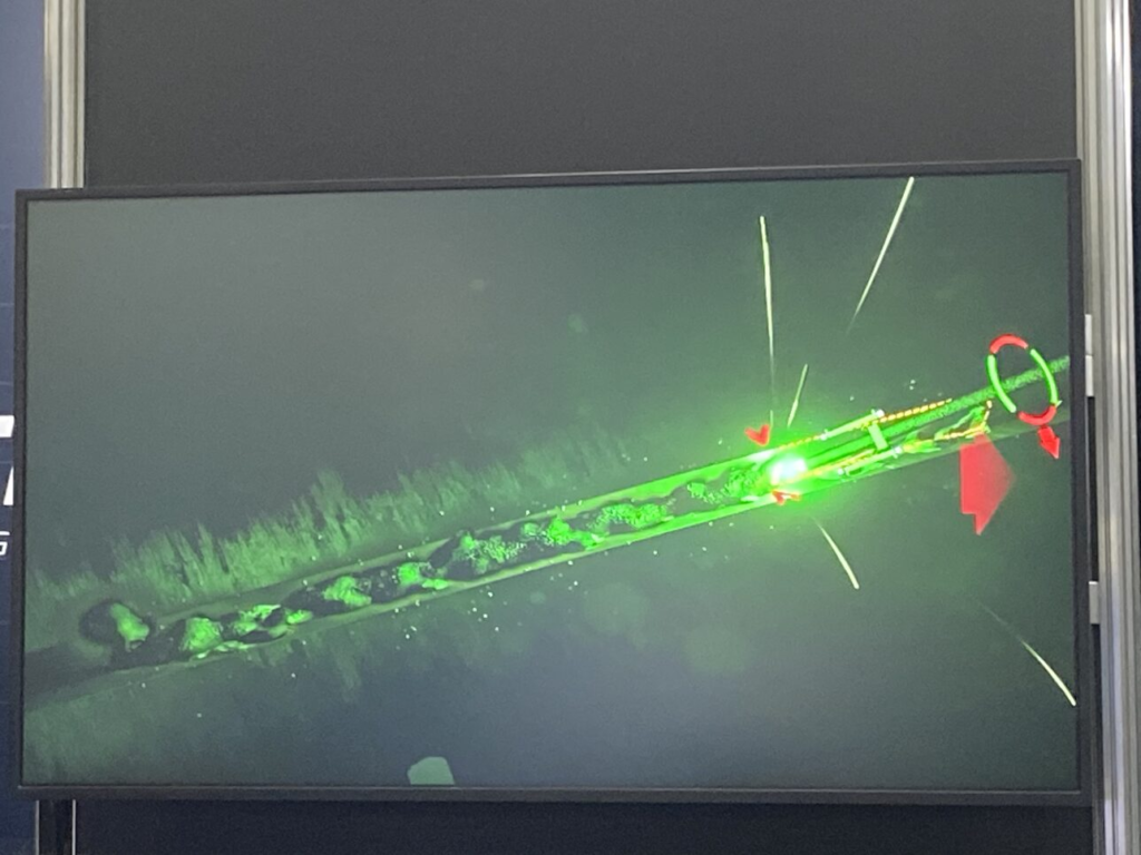 VRを活用した溶接のバーチャルトレーニングサービスを実演している写真。