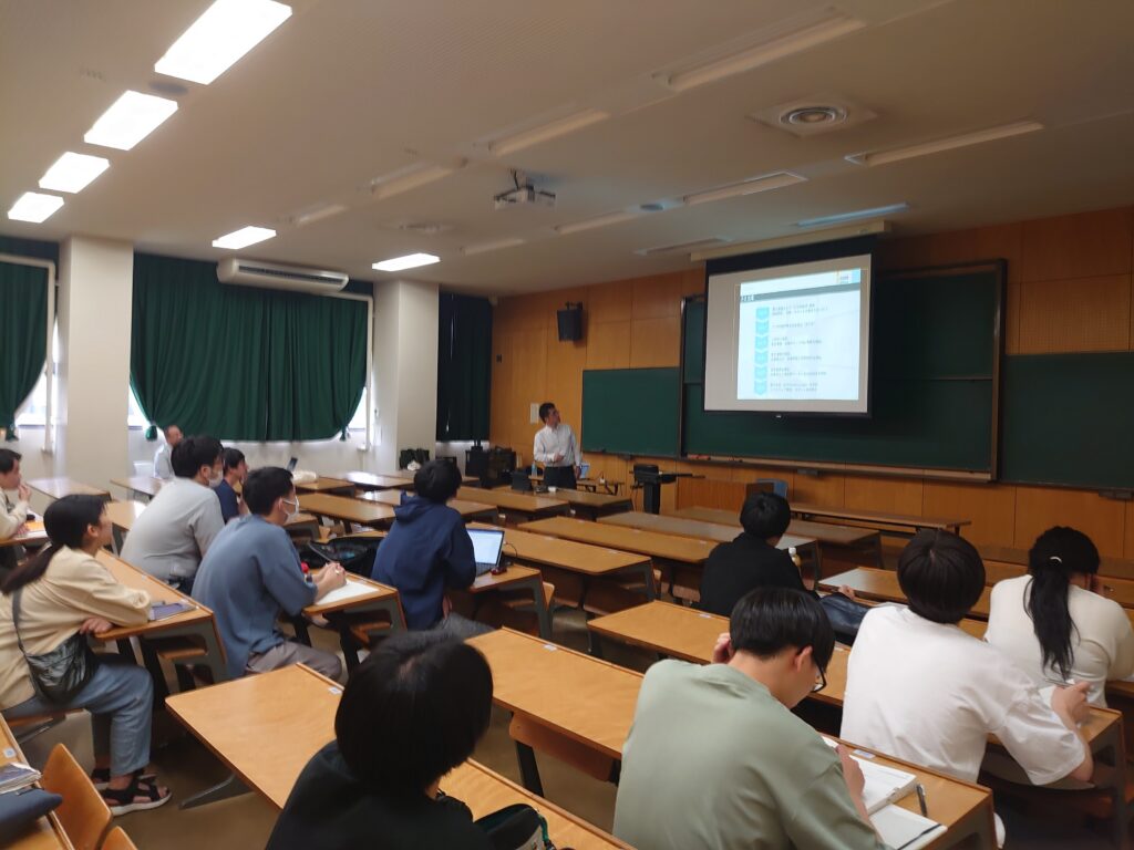 兵庫県立大学の産学連携実践講義で講師を務めた様子