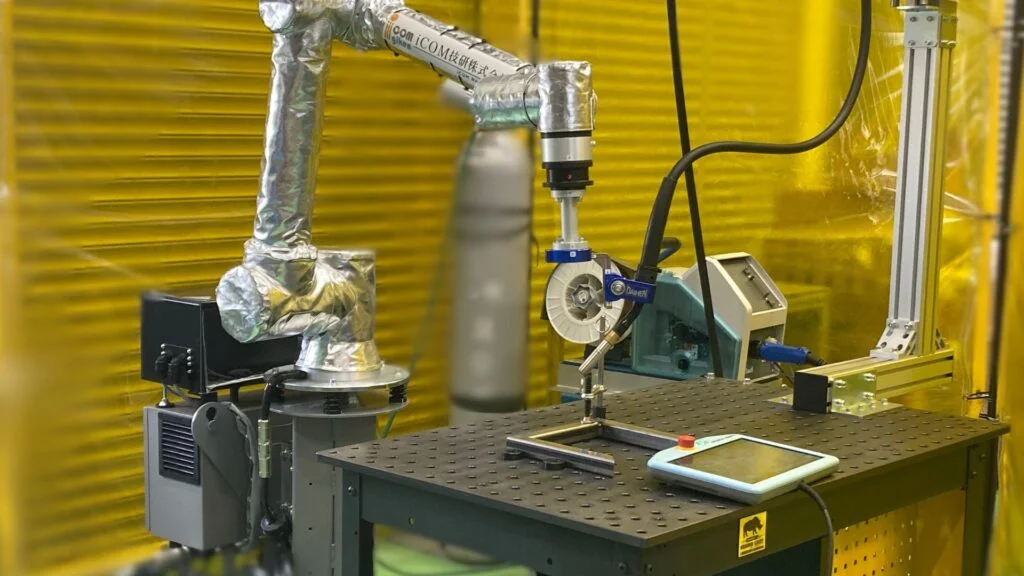 補助金を用いた溶接協働ロボットの事例。ものづくり補助金で導入する際の一例として挙げている。