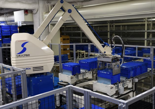 産業用ロボットによるパレタイザーの写真