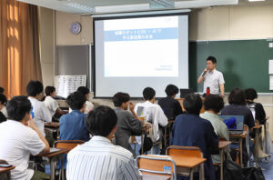 神戸市立工業高等専門学校での講義の様子