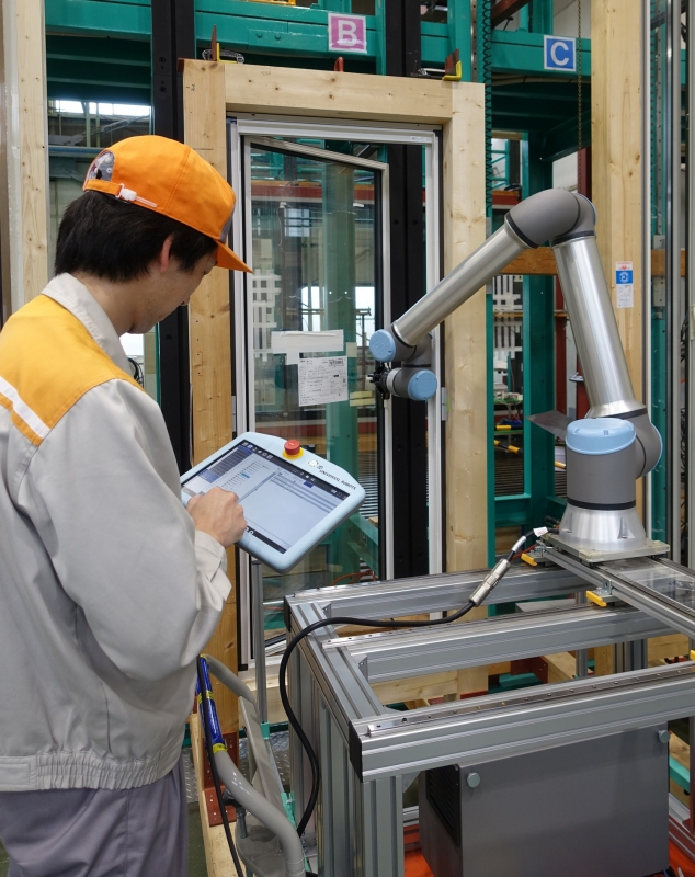 LIXILテストに協働ロボット
