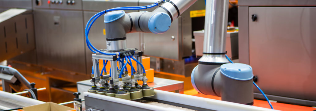 協働ロボットとは、人と一緒に同じ空間で作業できる産業用ロボットです。工場で稼働している協働ロボットの画像です。