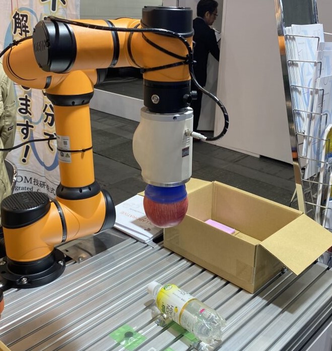 AUBOの協働ロボット
吸着ハンドをもちいて実演している写真