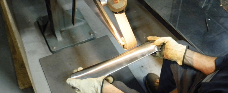 タービンブレードを研磨する様子